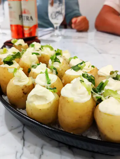 Batatinhas recheadas com cream cheese e ervas