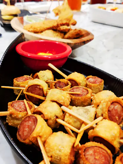 Linguicinhas crocantes no palito servidas em travessa