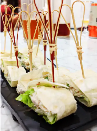Mini sanduíches enrolados servidos no palito