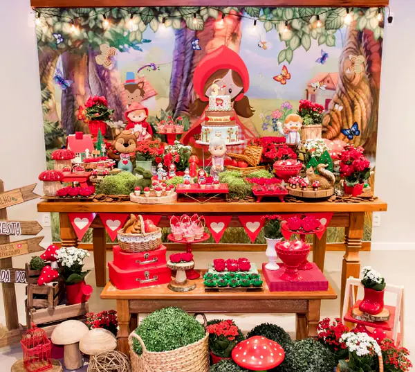 Mesa com tema Chapeuzinho Vermelho, cogumelos e flores