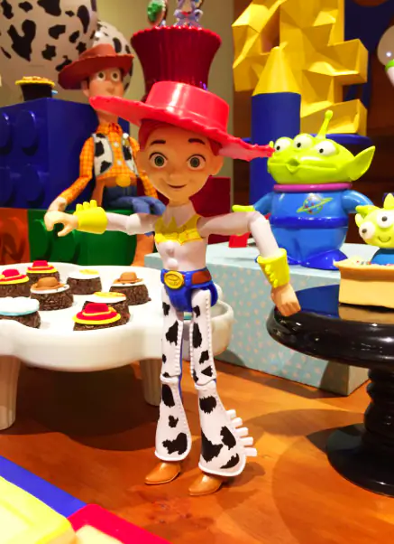Detalhe da decoração Toy Story com bonecos e doces