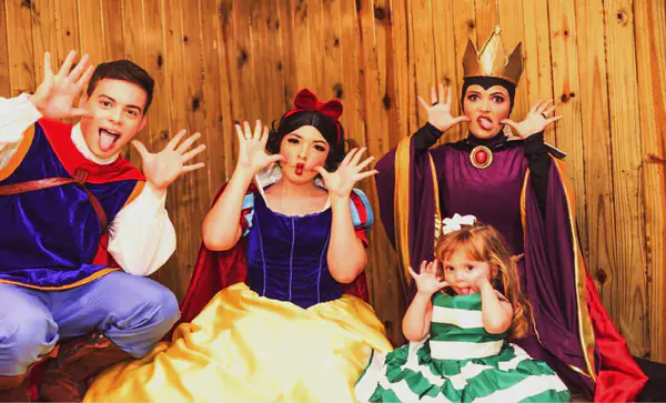 Aniversariante com personagens da Branca de Neve e da Rainha Má
